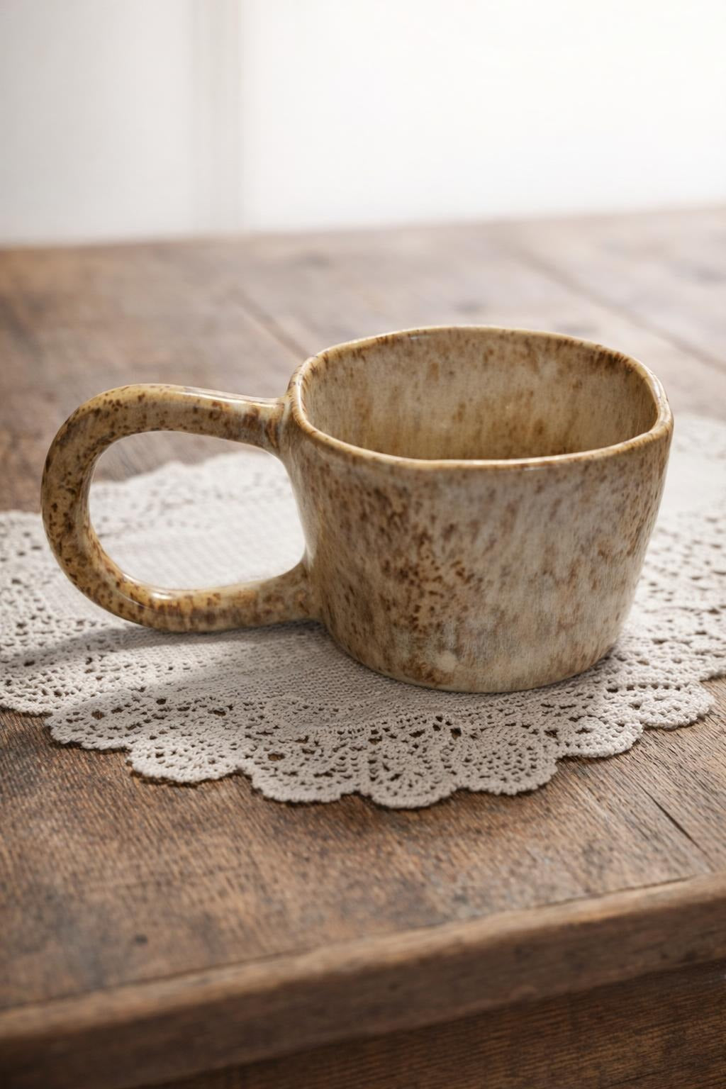 Ręcznie wykonany kubek ceramiczny w naturalnych odcieniach