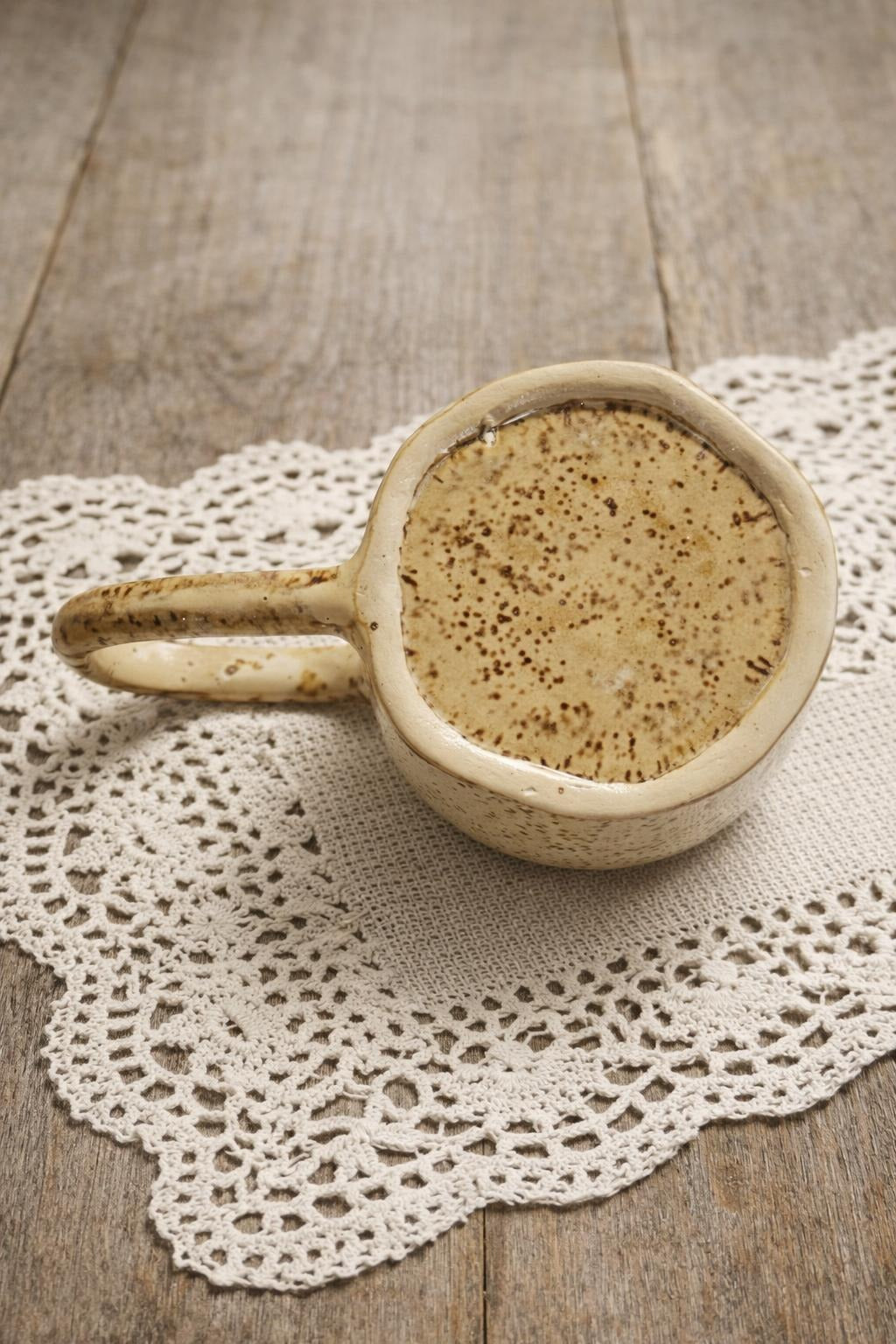 Ręcznie wykonany kubek ceramiczny w naturalnych odcieniach